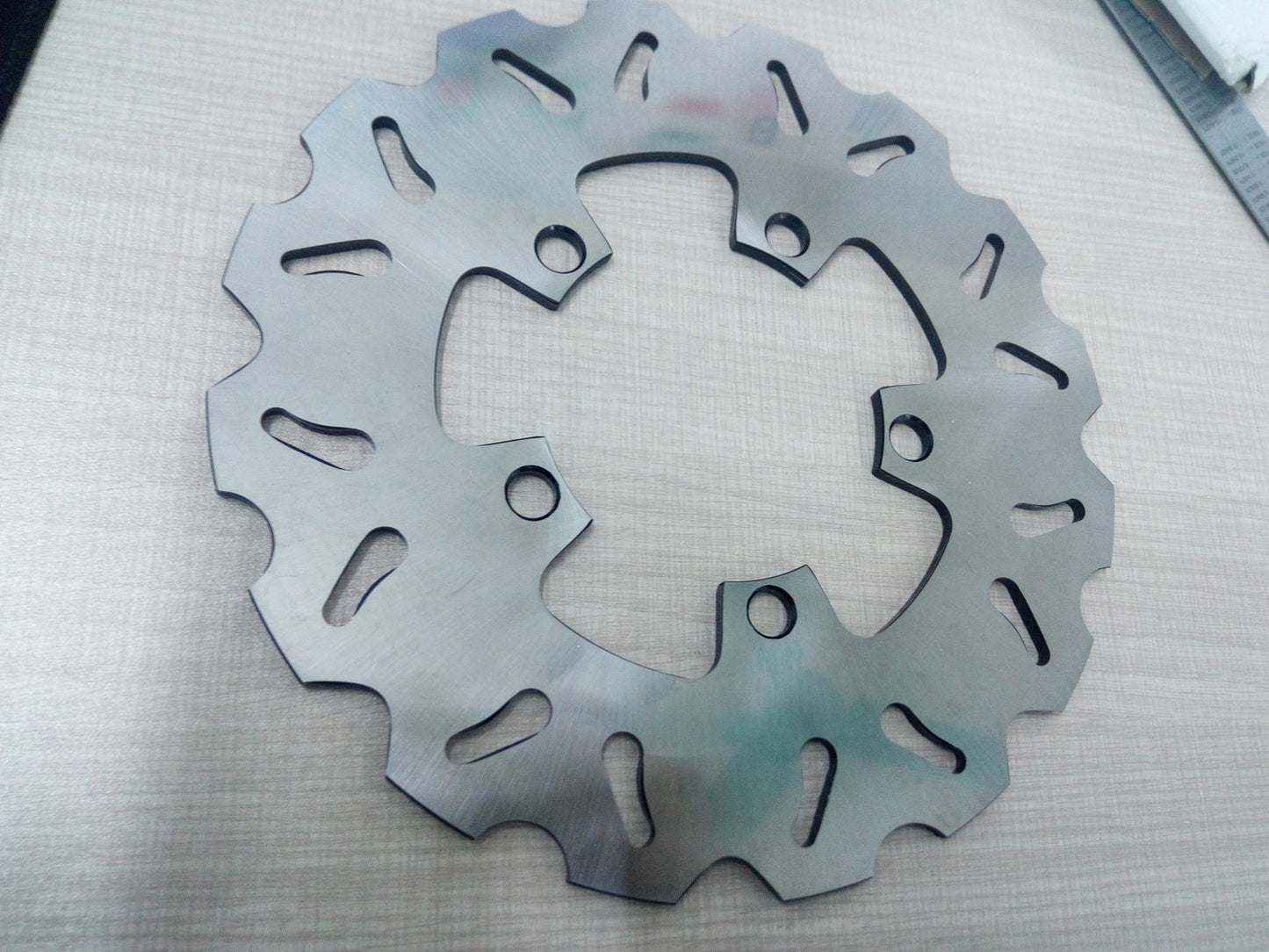The CNC rear brake disc rotor is suitable for Yamaha 2002-2003 YZF R1 (RN09/e13/0054) 1000CC