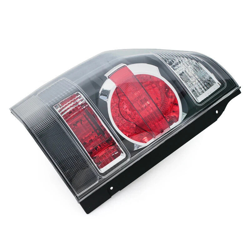 Applicable to for Mitsubishi Pajero Montero 2003-2006 right taillight rear turn signal