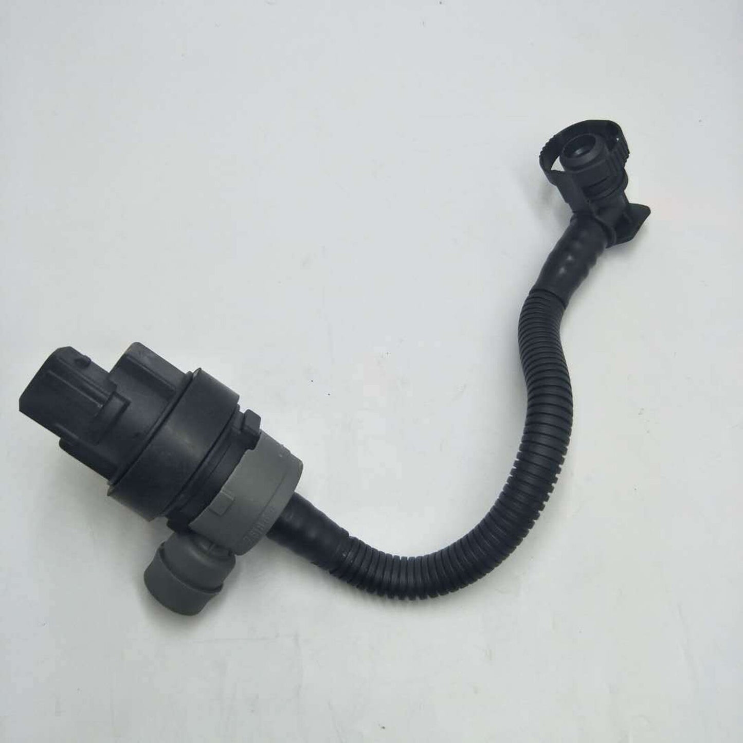 Fuel tank vent valve with piping suitable for BMW E90, E87, E92, 130i, 325i, 630i, X5. (Contact: 13907618643)